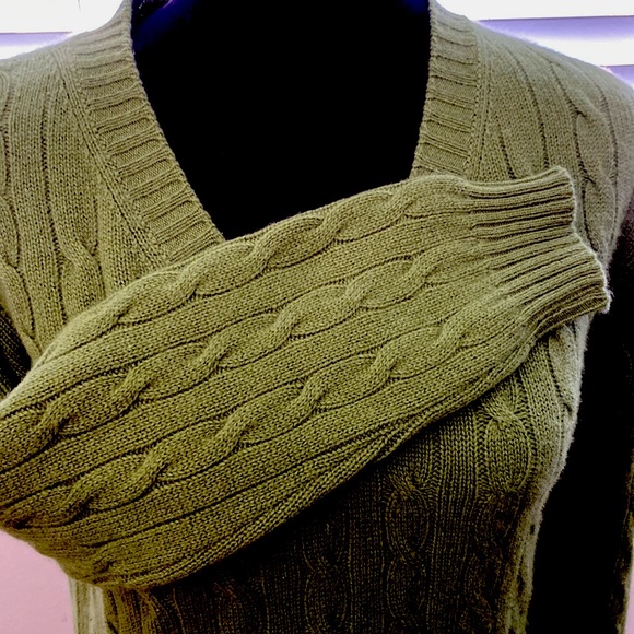 Neiman Marcus Beautiful Cashmere V Neck Cable sweater Neiman Marcus - Picture 6 of 6